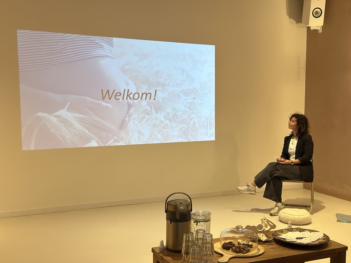 Sabrina presenting during a hypnobirthing workshop
